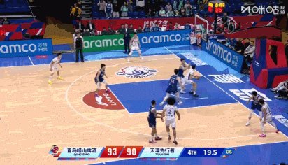 致胜防守?王睿泽篮下补防大帽拒绝赖俊豪上篮 致胜防守?王睿泽篮下补防大帽拒绝赖俊豪上篮
