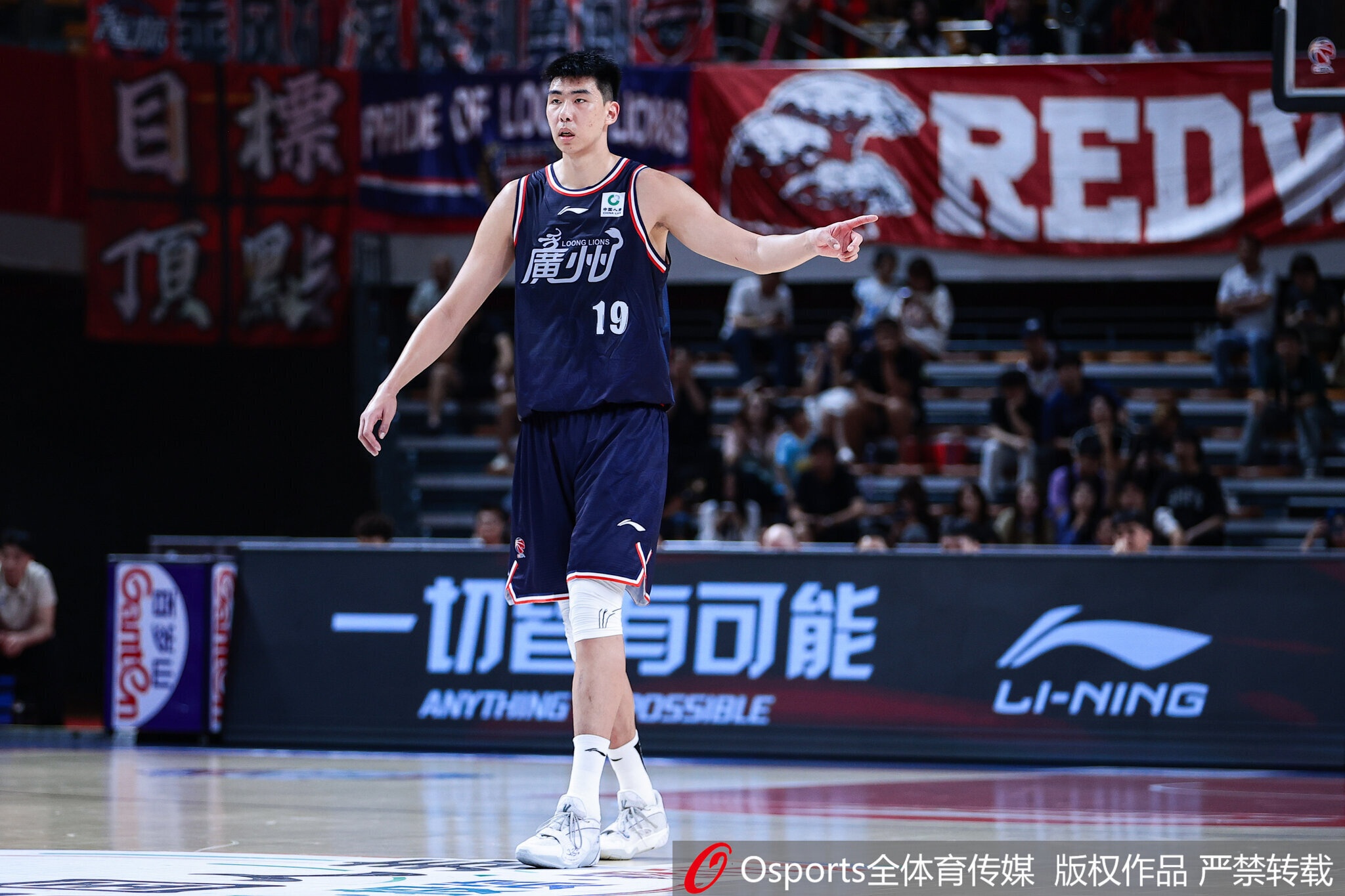 媒体人:主教练给徐昕的战术安排太少了后者现在打得像个蓝领 媒体人:主教练给徐昕的战术安排太少了后者现在打得像个蓝领
